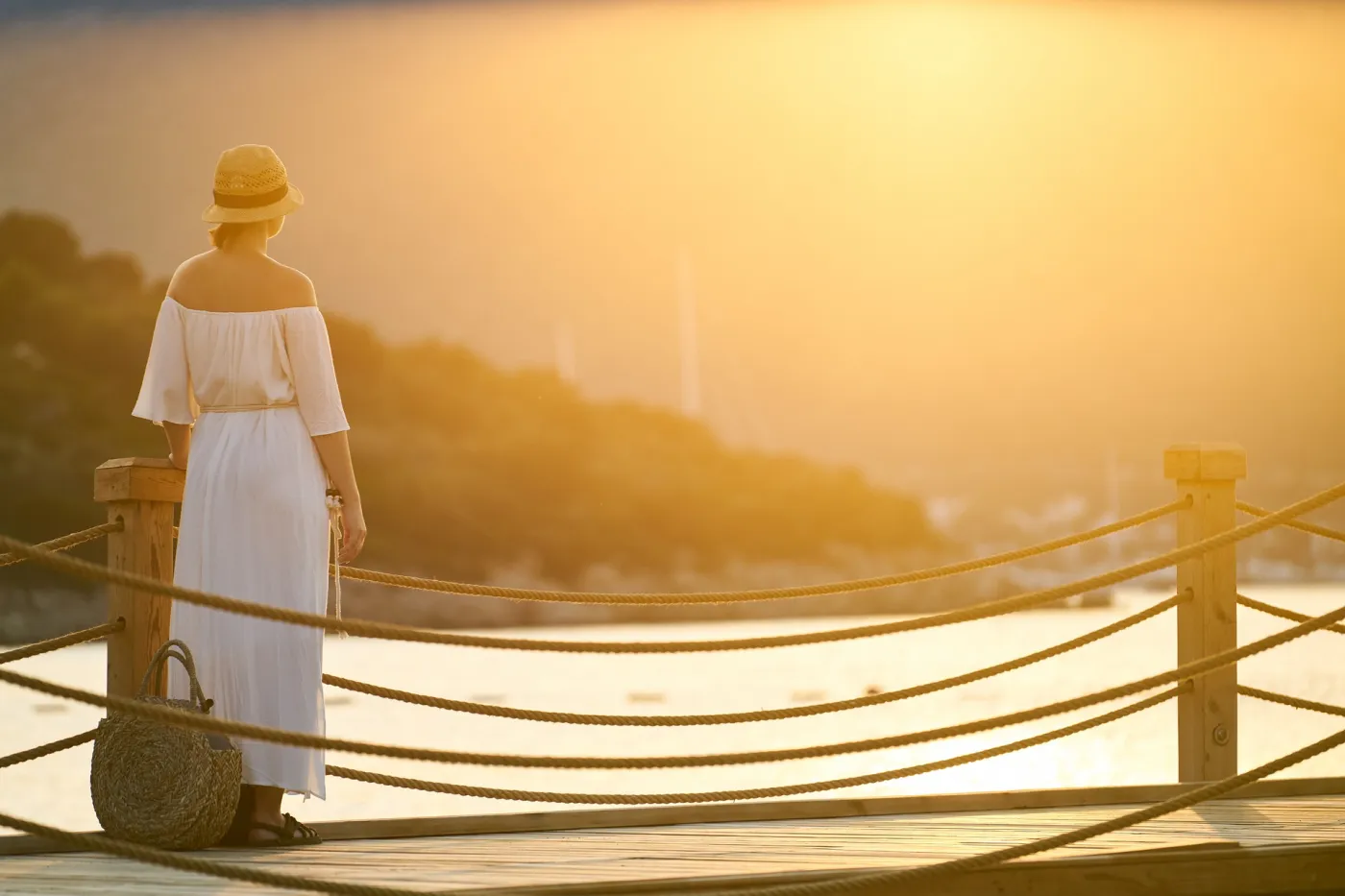 Reisende Frau im idyllischen Sonnenuntergang