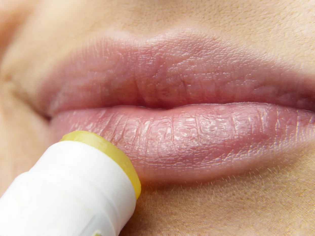 Lippe mit Lippenpflege Stift