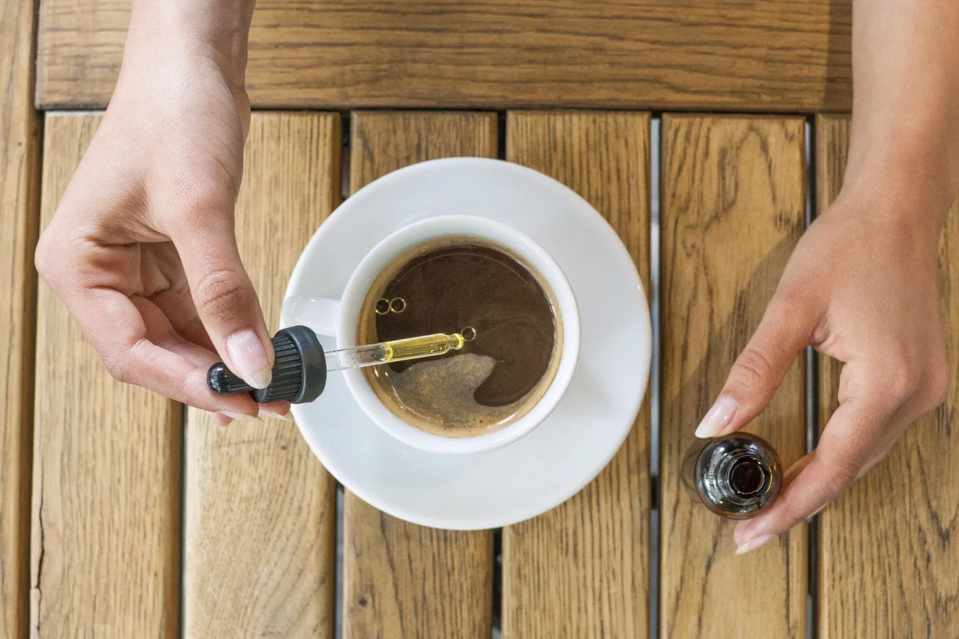 CBD Öl in den Kaffee geben